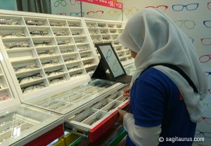 Pilih cermin mata Dr. Specs